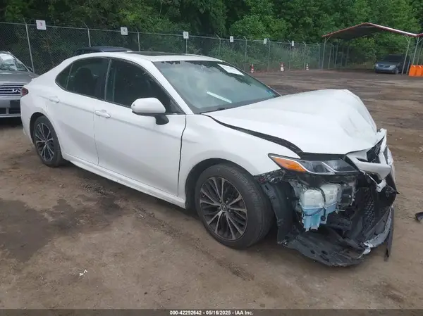 4T1B11HK1JU035766 2018 TOYOTA CAMRY - Image 1