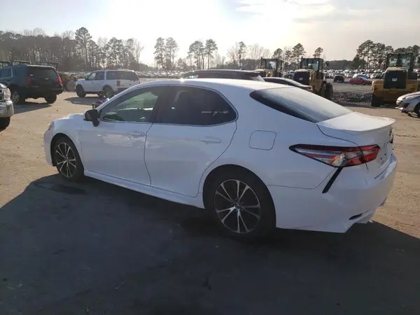 4T1B11HK1JU038392 2018 TOYOTA CAMRY - Image 2