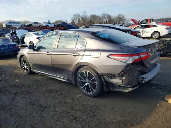 4T1B11HK1JU038621 2018 TOYOTA CAMRY - Image 2