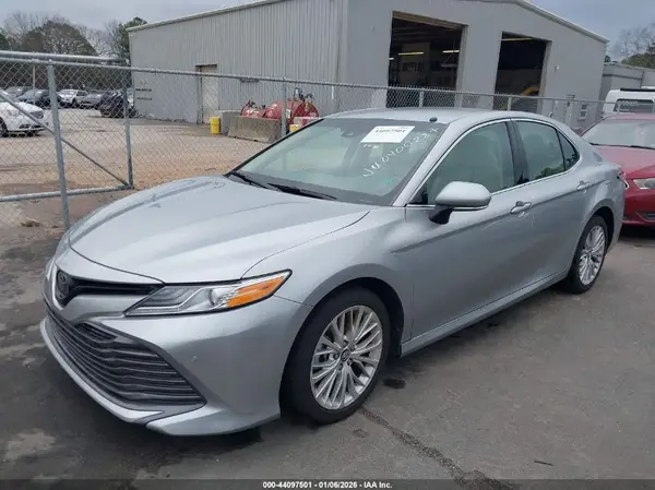 4T1B11HK1JU040028 2018 TOYOTA CAMRY - Image 2