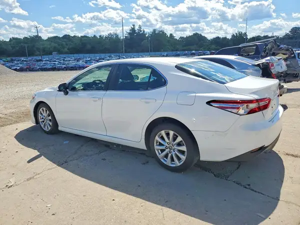4T1B11HK1JU042796 2018 TOYOTA CAMRY - Image 2