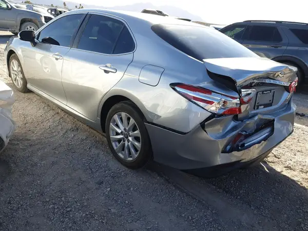 4T1B11HK1JU044015 2018 TOYOTA CAMRY - Image 2
