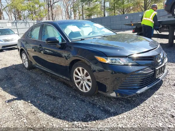 4T1B11HK1JU047139 2018 TOYOTA CAMRY - Image 1
