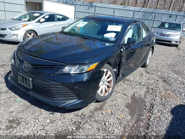 4T1B11HK1JU047139 2018 TOYOTA CAMRY - Image 2
