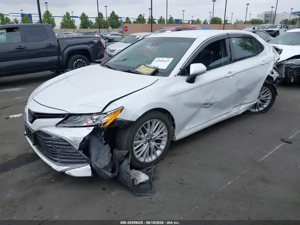 4T1B11HK1JU047805 2018 TOYOTA CAMRY - Image 2