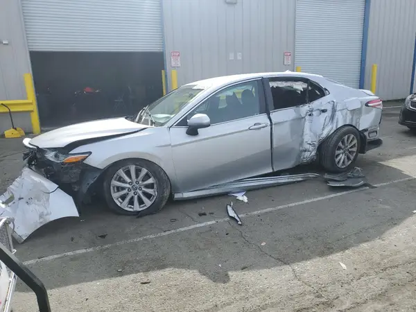 4T1B11HK1JU049182 2018 TOYOTA CAMRY - Image 1