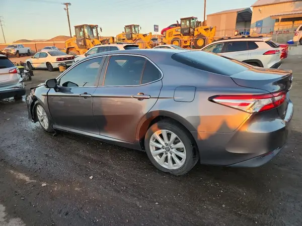 4T1B11HK1JU053376 2018 TOYOTA CAMRY - Image 2
