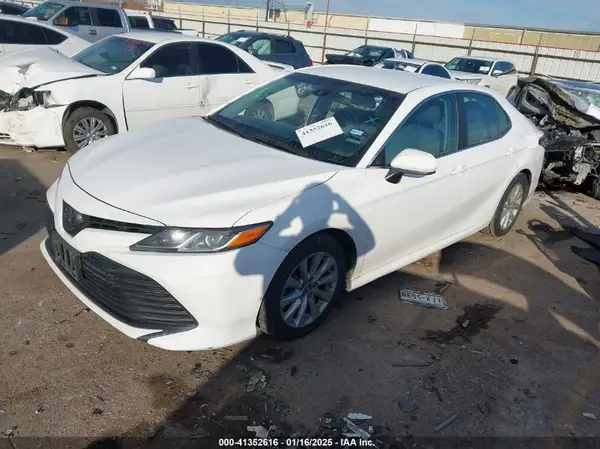 4T1B11HK1JU053720 2018 TOYOTA CAMRY - Image 2