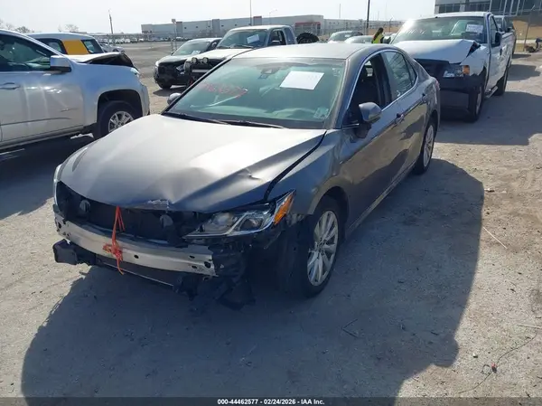 4T1B11HK1JU055709 2018 TOYOTA CAMRY - Image 2