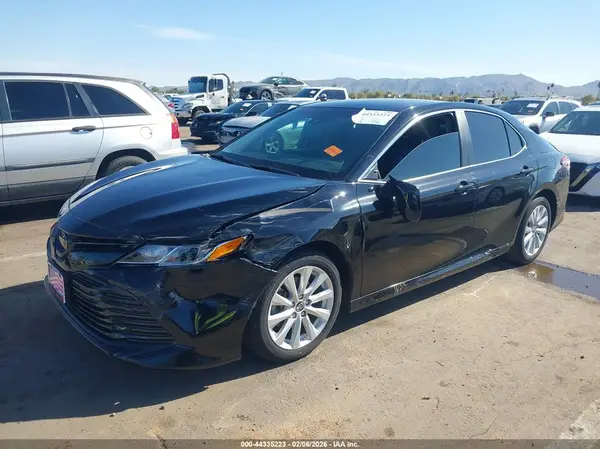 4T1B11HK1JU056360 2018 TOYOTA CAMRY - Image 2