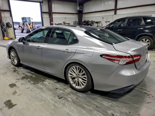 4T1B11HK1JU056715 2018 TOYOTA CAMRY - Image 2