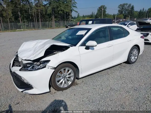 4T1B11HK1JU057170 2018 TOYOTA CAMRY - Image 2