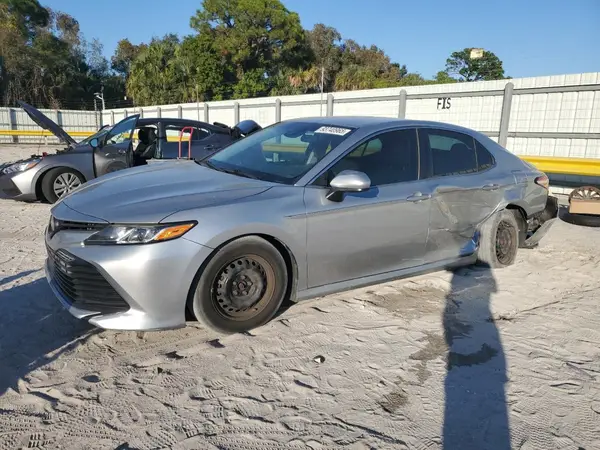4T1B11HK1JU057928 2018 TOYOTA CAMRY - Image 1