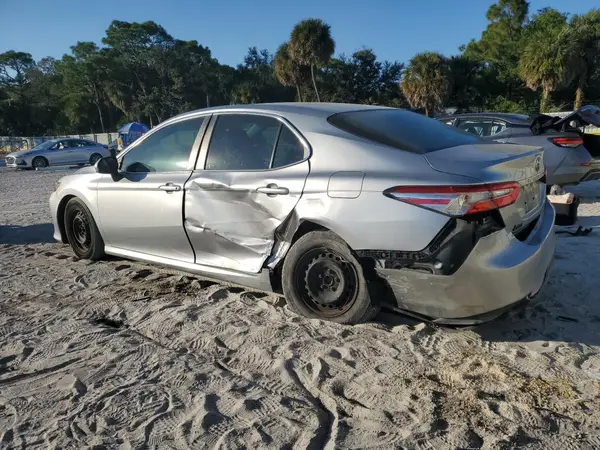 4T1B11HK1JU057928 2018 TOYOTA CAMRY - Image 2