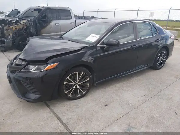 4T1B11HK1JU060053 2018 TOYOTA CAMRY - Image 2