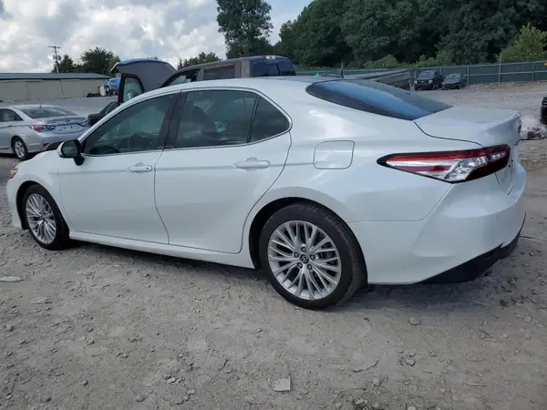 4T1B11HK1JU061932 2018 TOYOTA CAMRY - Image 2