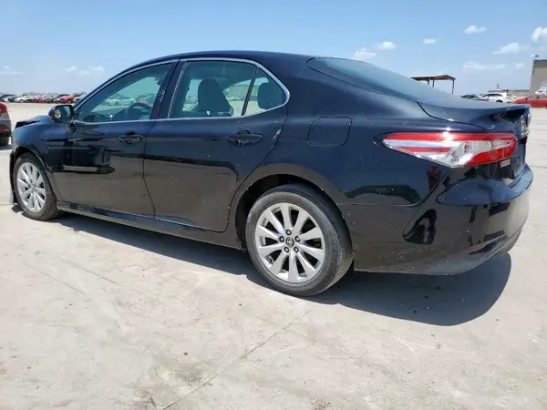 4T1B11HK1JU062093 2018 TOYOTA CAMRY - Image 2