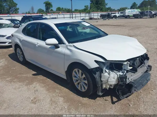 4T1B11HK1JU062112 2018 TOYOTA CAMRY - Image 1