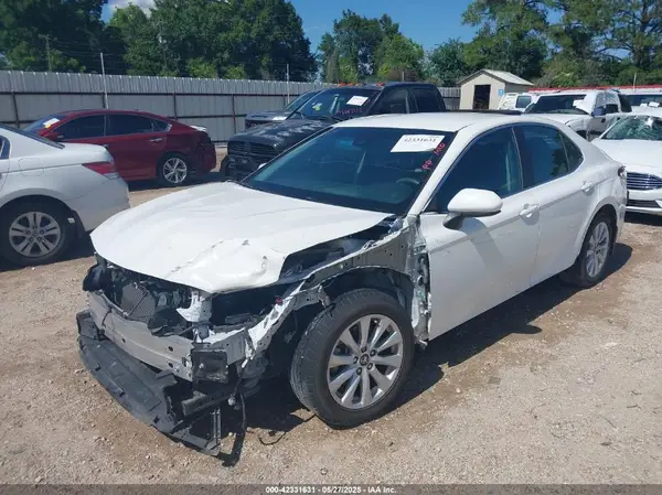 4T1B11HK1JU062112 2018 TOYOTA CAMRY - Image 2