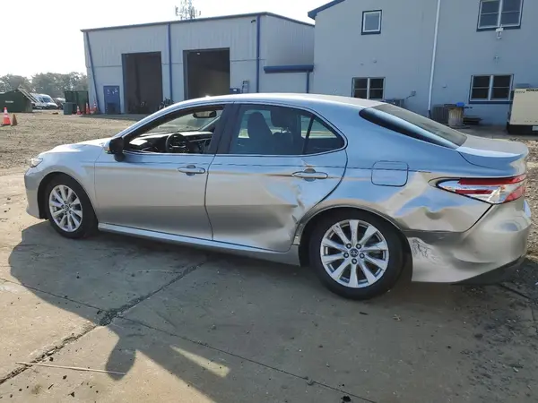 4T1B11HK1JU063812 2018 TOYOTA CAMRY - Image 2