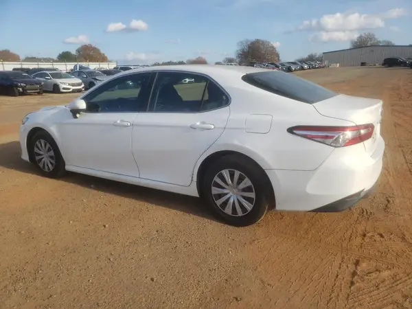 4T1B11HK1JU065060 2018 TOYOTA CAMRY - Image 2