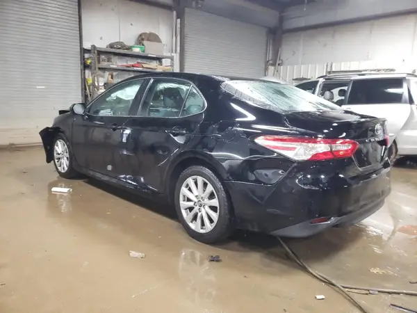 4T1B11HK1JU066807 2018 TOYOTA CAMRY - Image 2