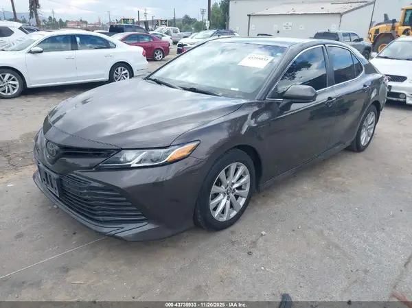 4T1B11HK1JU067195 2018 TOYOTA CAMRY - Image 2