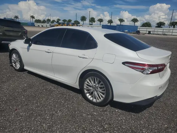 4T1B11HK1JU067228 2018 TOYOTA CAMRY - Image 2