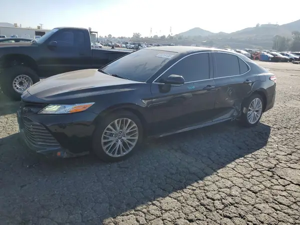 4T1B11HK1JU067469 2018 TOYOTA CAMRY - Image 1