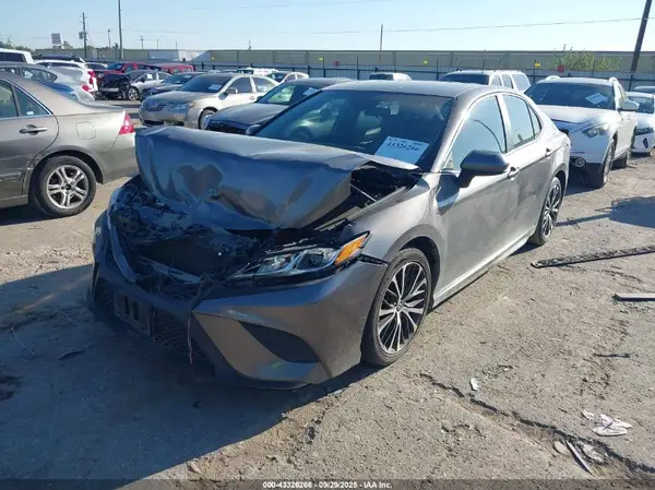 4T1B11HK1JU068251 2018 TOYOTA CAMRY - Image 2