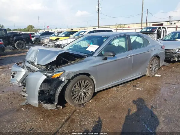 4T1B11HK1JU068296 2018 TOYOTA CAMRY - Image 2