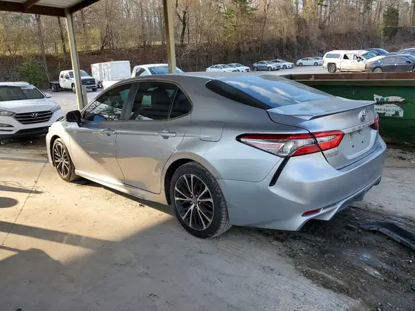 4T1B11HK1JU069612 2018 TOYOTA CAMRY - Image 2