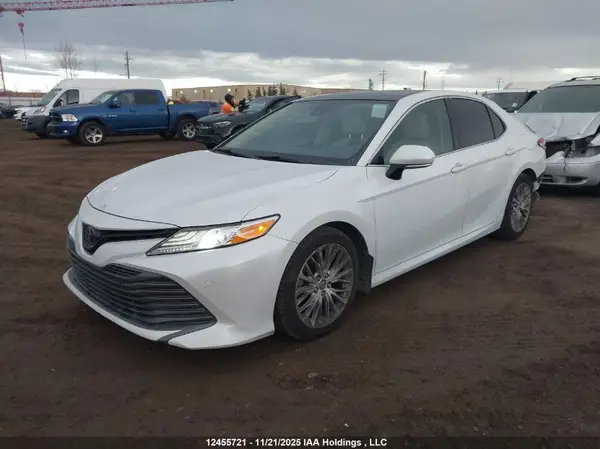4T1B11HK1JU069867 2018 TOYOTA CAMRY - Image 2