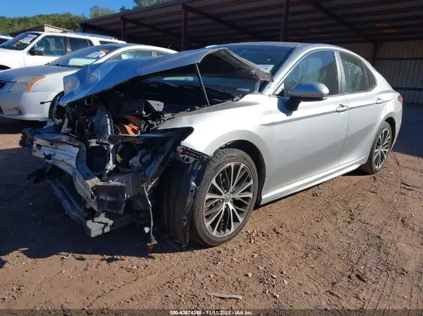 4T1B11HK1JU070680 2018 TOYOTA CAMRY - Image 2