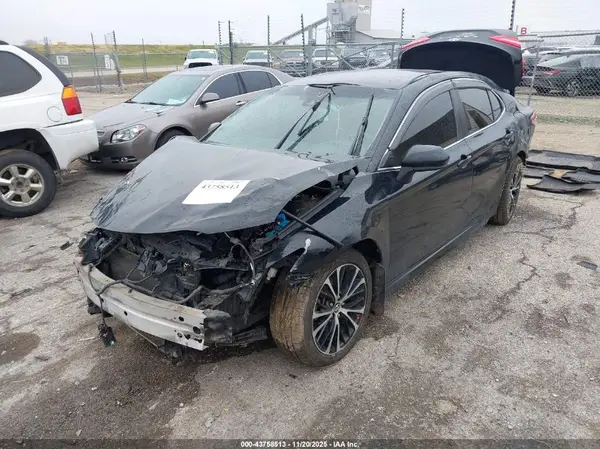 4T1B11HK1JU072185 2018 TOYOTA CAMRY - Image 2