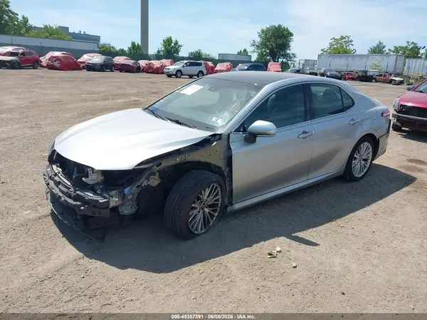 4T1B11HK1JU072770 2018 TOYOTA CAMRY - Image 2