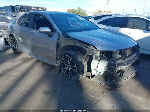 4T1B11HK1JU073806 2018 TOYOTA CAMRY - Image 1