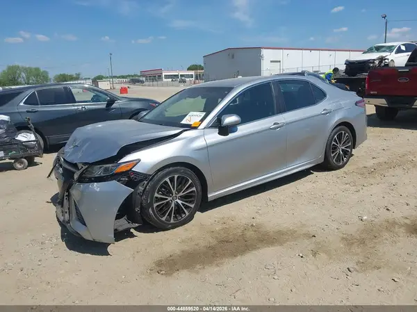 4T1B11HK1JU075622 2018 TOYOTA CAMRY - Image 2