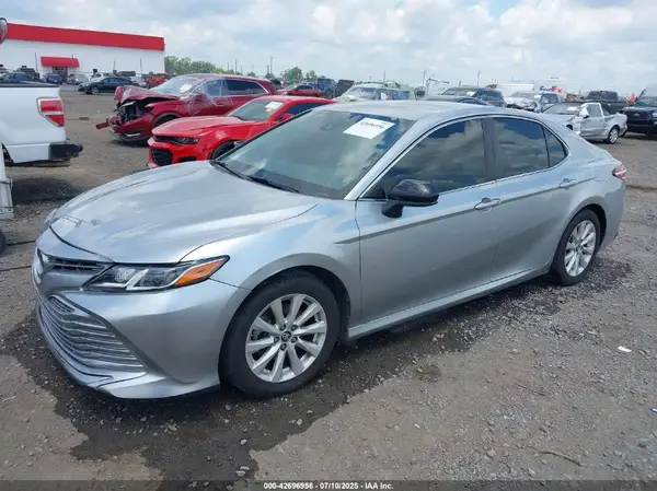 4T1B11HK1JU078813 2018 TOYOTA CAMRY - Image 2