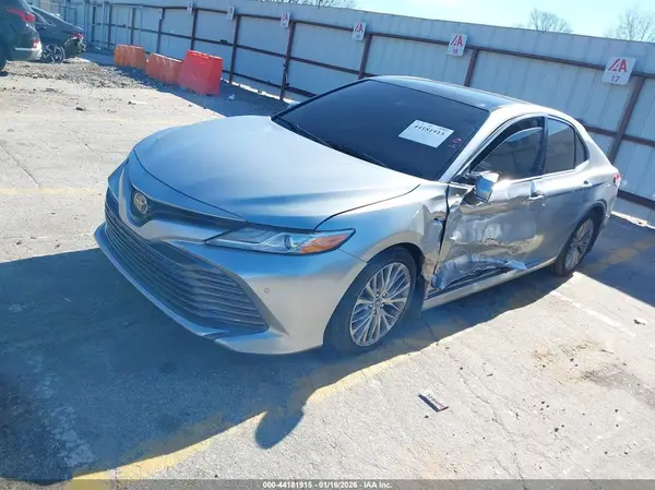 4T1B11HK1JU079637 2018 TOYOTA CAMRY - Image 2