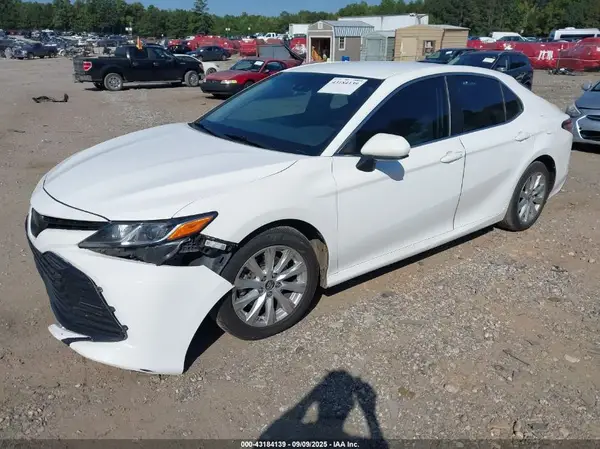 4T1B11HK1JU082957 2018 TOYOTA CAMRY - Image 2