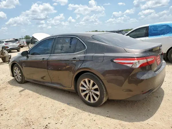 4T1B11HK1JU083543 2018 TOYOTA CAMRY - Image 2