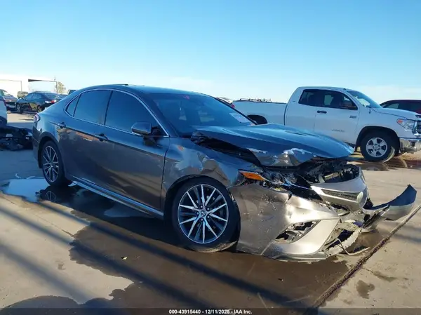 4T1B11HK1JU084207 2018 TOYOTA CAMRY - Image 1