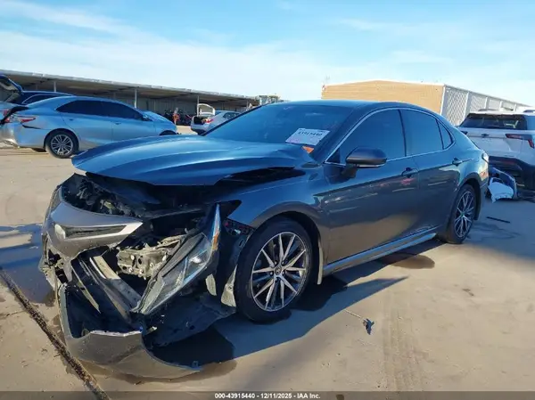 4T1B11HK1JU084207 2018 TOYOTA CAMRY - Image 2