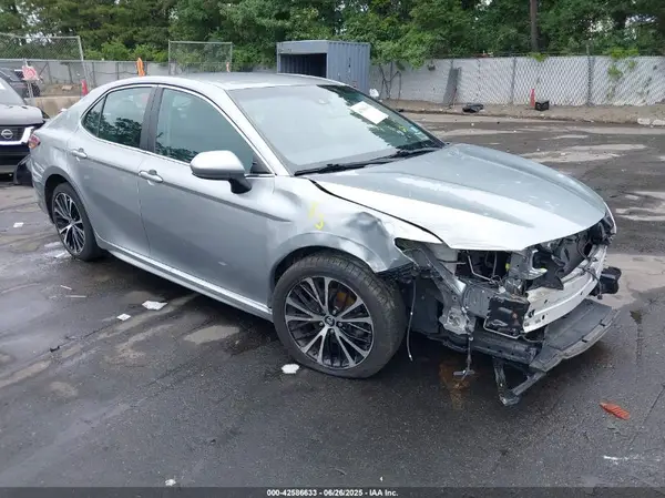 4T1B11HK1JU086085 2018 TOYOTA CAMRY - Image 1