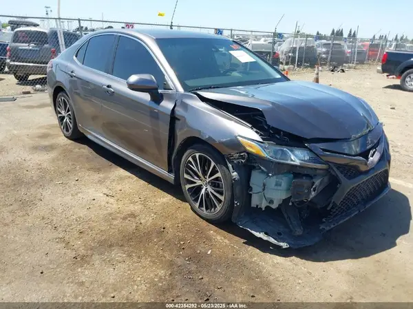 4T1B11HK1JU090508 2018 TOYOTA CAMRY - Image 1