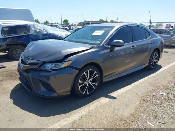 4T1B11HK1JU090508 2018 TOYOTA CAMRY - Image 2