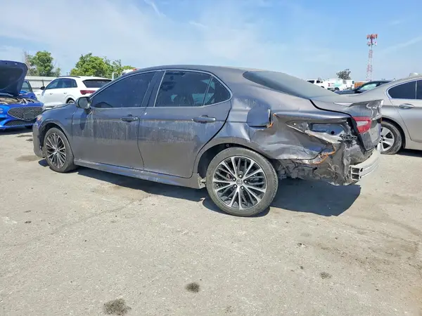 4T1B11HK1JU091075 2018 TOYOTA CAMRY - Image 2