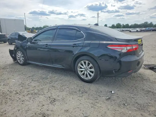 4T1B11HK1JU091304 2018 TOYOTA CAMRY - Image 2