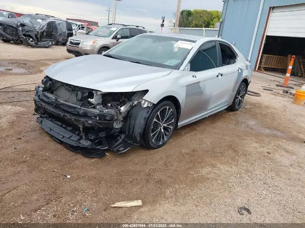 4T1B11HK1JU092131 2018 TOYOTA CAMRY - Image 2
